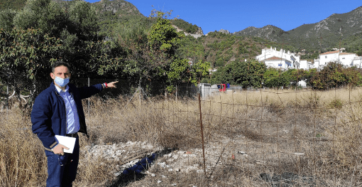 El Ayuntamiento de Ojén adquiere una parcela junto al aulario de infantil del CEIP Los Llanos y a la guardería municipal para ampliar el suelo educativo con vistas a la construcción del futuro nuevo colegio