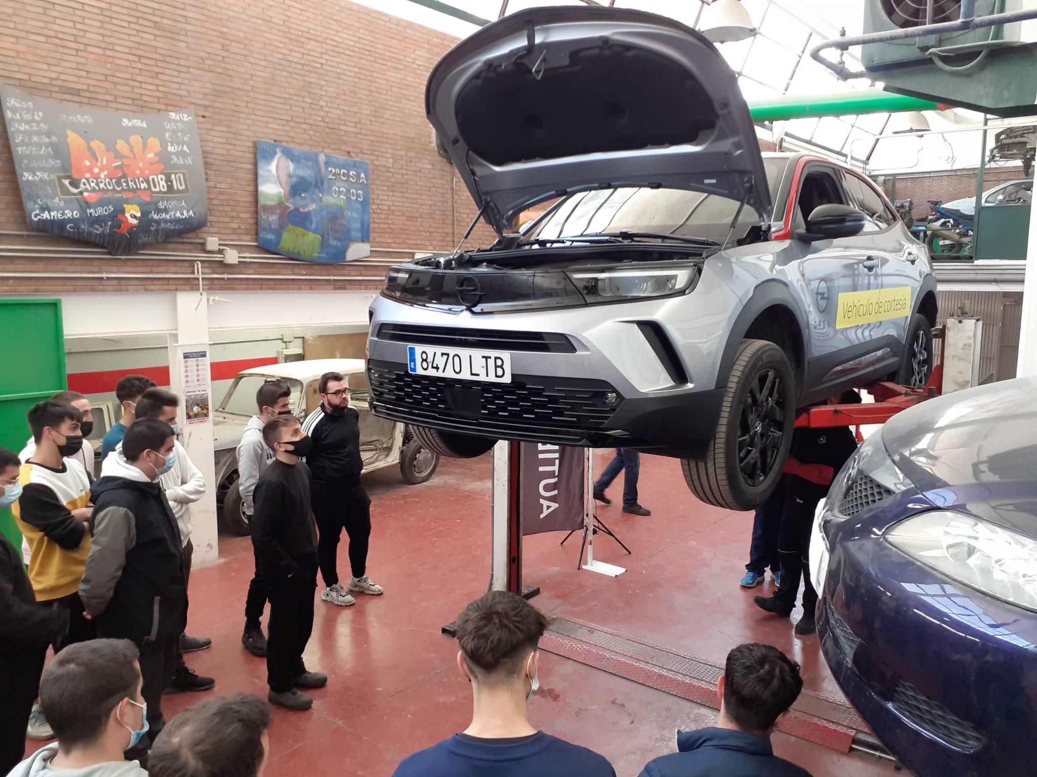El concesionario oficial Opel en Marbella, visita los centros educativos de la zona para mostrar la innovadora tecnología de los coches eléctricos