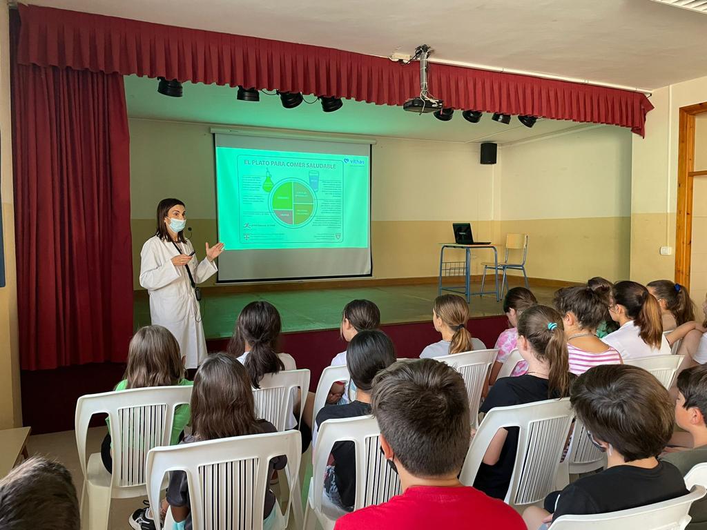 Vithas se traslada a las aulas para concienciar sobre la importancia de los cuidados de la visión frente a las pantallas, el ejercicio físico y una alimentación saludable   