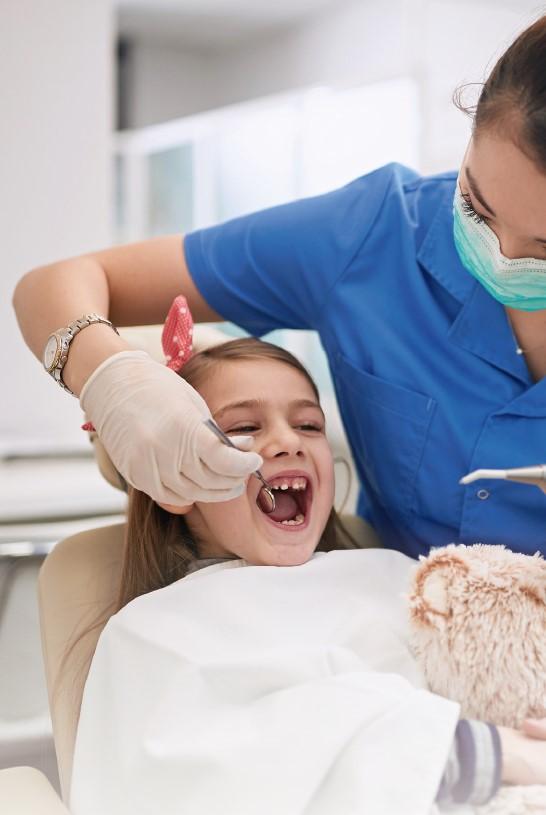 Expertos de Quirónsalud Marbella advierten de que esperar a que los hijos presenten problemas dentales para acudir al especialista es un error
