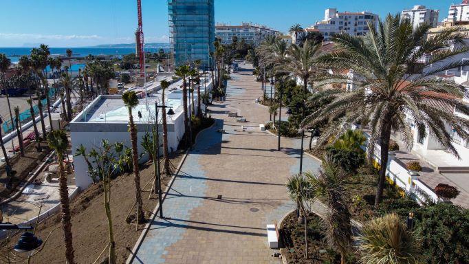 La empresa de jardinería Agrojardín construye las zonas verdes del Mirador del Carmen y del nuevo bulevar de Estepona