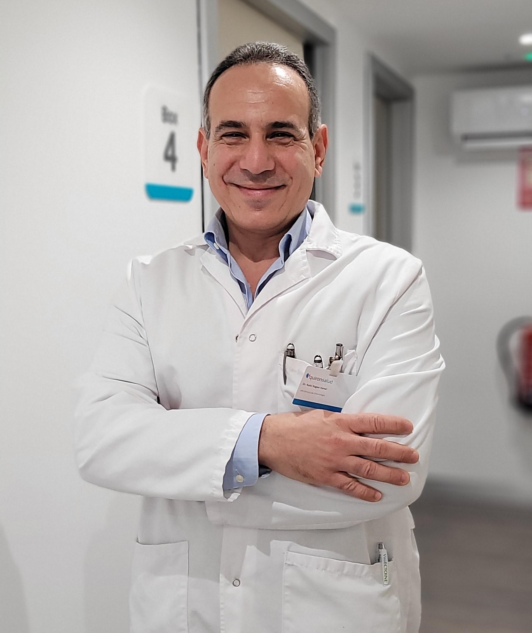 El doctor Nabil Ragaei Kamel recibe el premio Médico del Año en Oftalmología