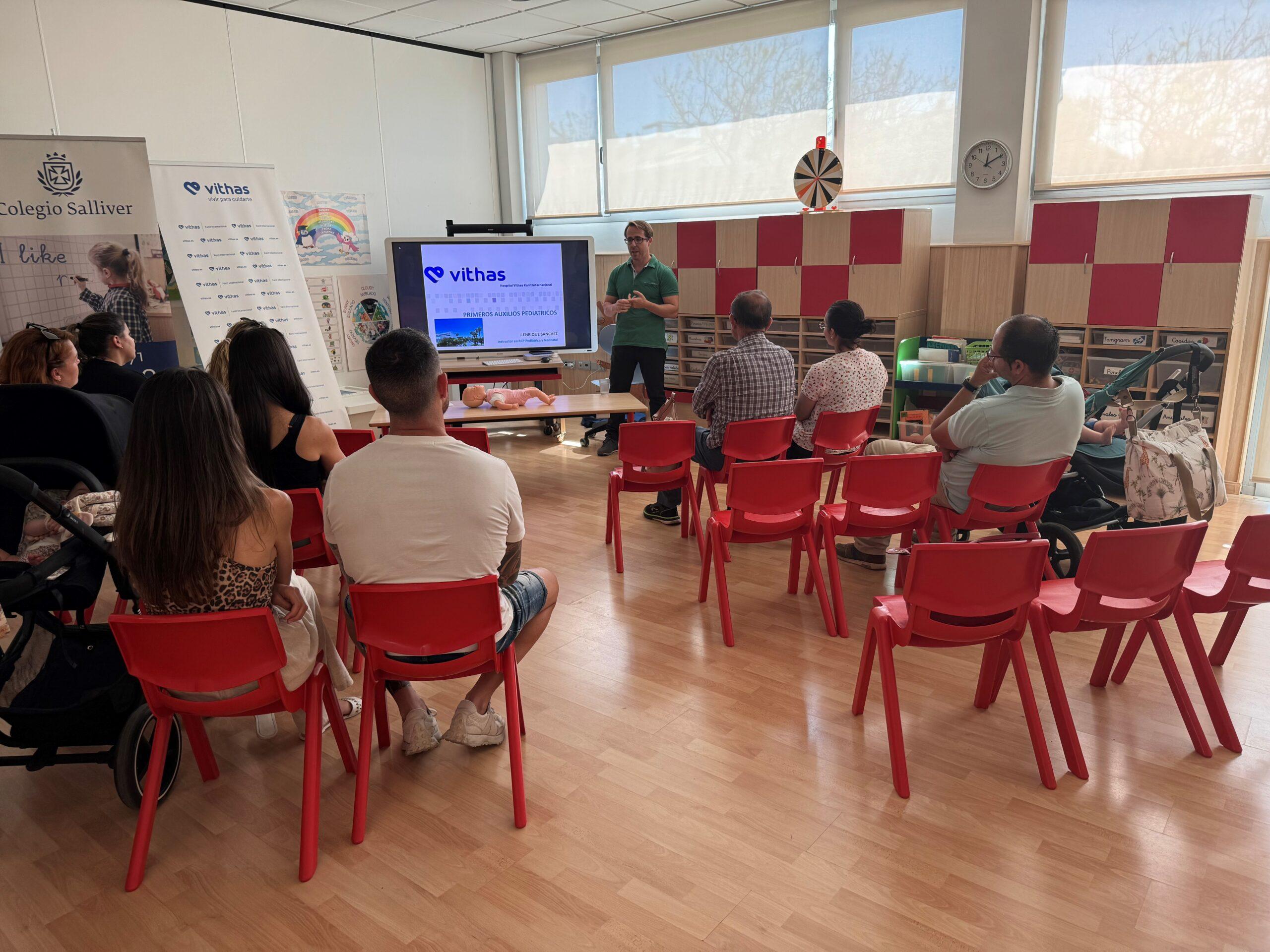 El Hospital Vithas Xanit Internacional y el centro de educación infantil Salliver organizan una charla sobre la fiebre en los niños y los signos de alarma para acudir a urgencias